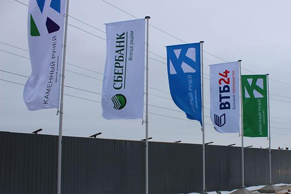 вертикальный флаг со своим лого